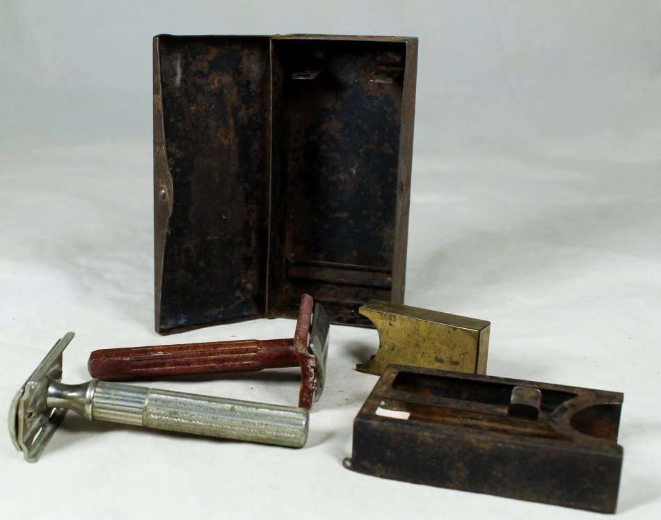 A VINTAGE SHAVING KIT - BID NOW!!!