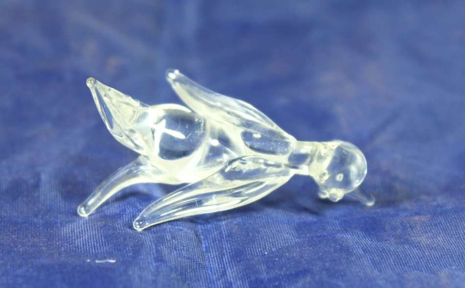 BEAUTIFUL MINIATURE GLASS  PENGUIN - BID NOW!!!