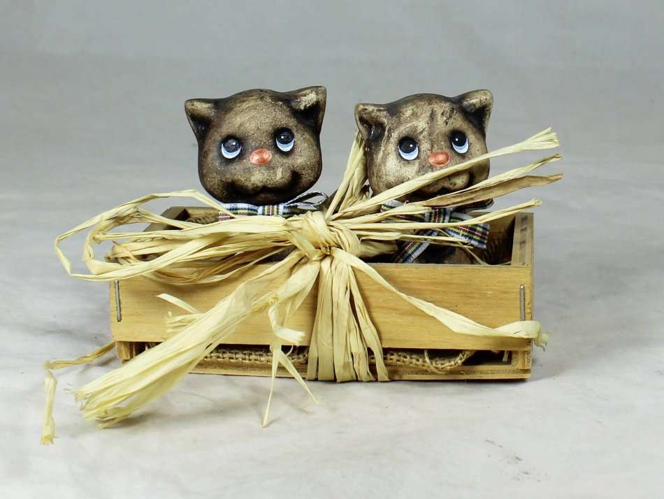 BEAUTIFUL CATS WITH BOWTIES SALT AND PEPPER SET  - BID NOW!!!!