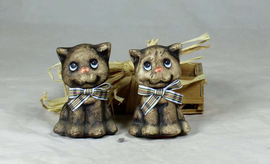 BEAUTIFUL CATS WITH BOWTIES SALT AND PEPPER SET  - BID NOW!!!!