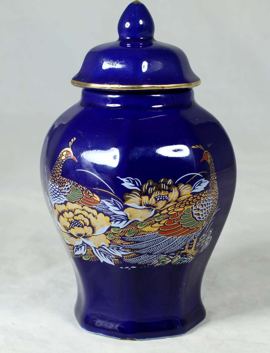 A BEAUTIFUL ROYAL BLUE LIDDED VASE - BID NOW!!!!