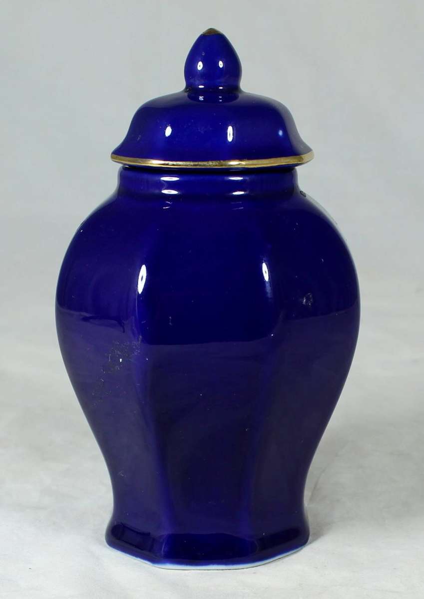A BEAUTIFUL ROYAL BLUE LIDDED VASE - BID NOW!!!!
