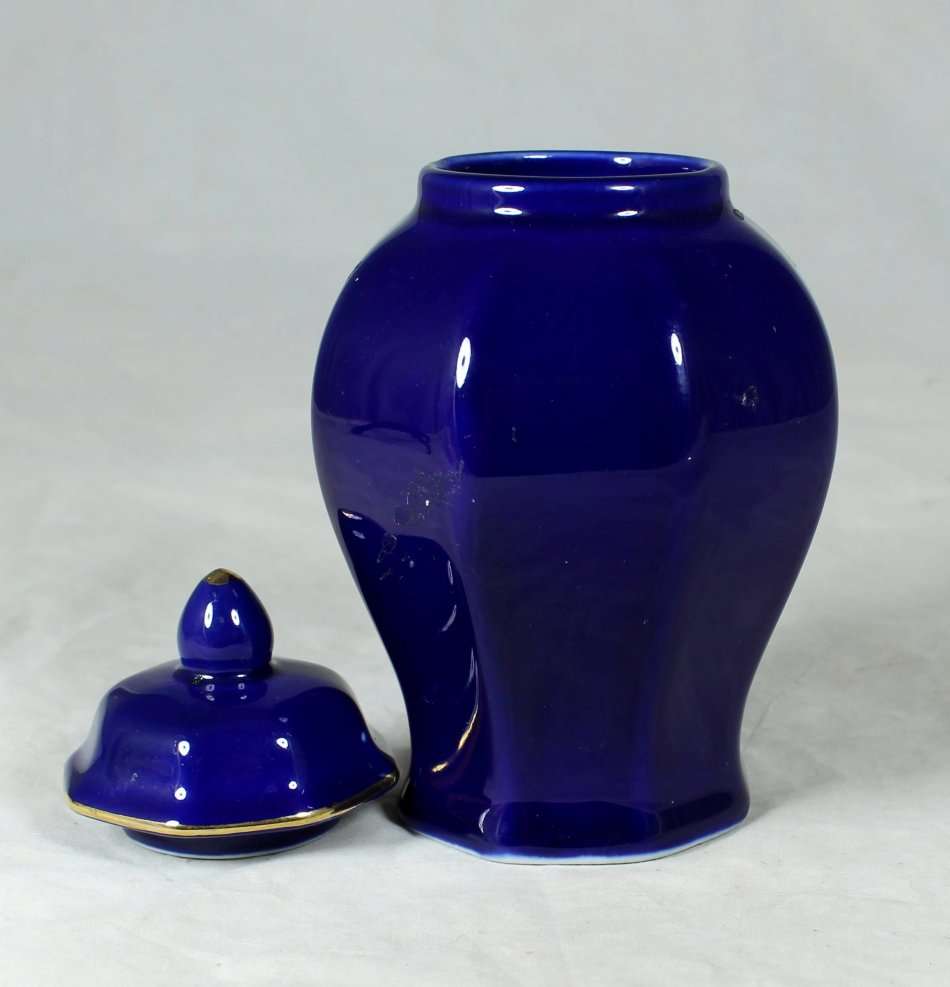 A BEAUTIFUL ROYAL BLUE LIDDED VASE - BID NOW!!!!