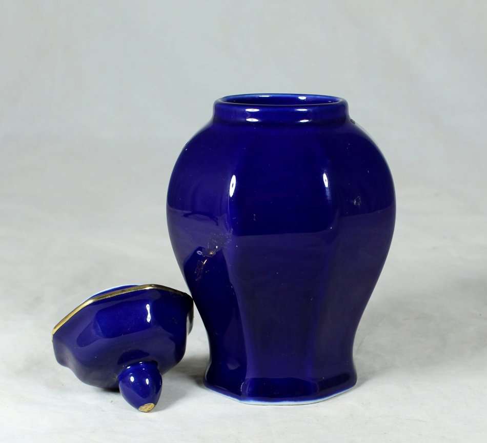 A BEAUTIFUL ROYAL BLUE LIDDED VASE - BID NOW!!!!