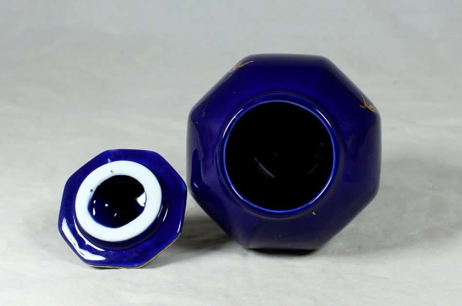 A BEAUTIFUL ROYAL BLUE LIDDED VASE - BID NOW!!!!