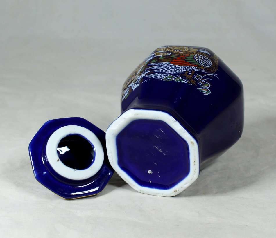 A BEAUTIFUL ROYAL BLUE LIDDED VASE - BID NOW!!!!