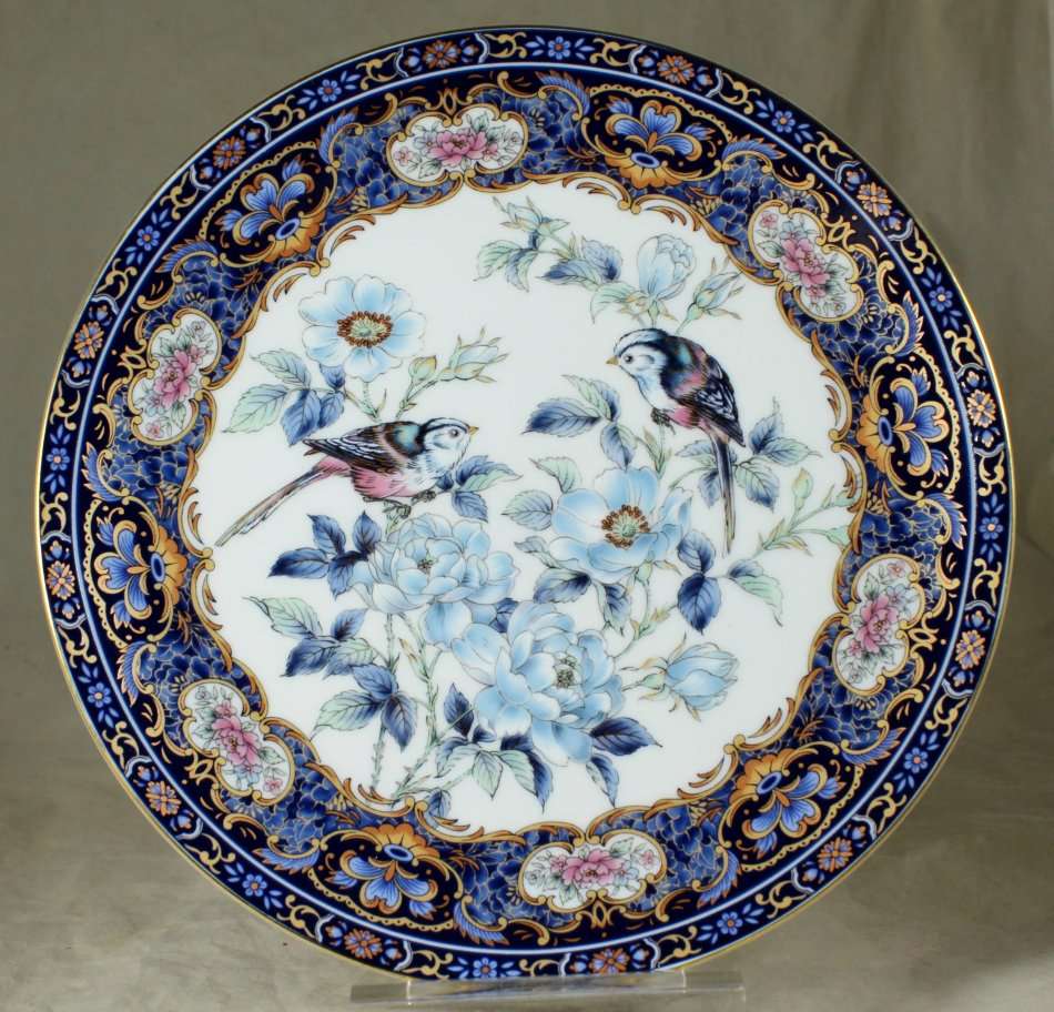 A GENUINE IMARI ROUND DISPLAY PLATE WITH BLUE BIRDS - BID NOW!!!!