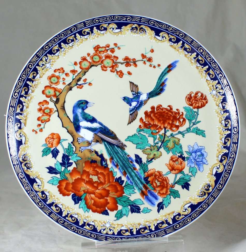 AN IMARI STYLE  DISPLAY PLATE WITH MAGPIES - BID NOW!!!!
