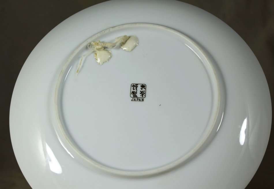 AN IMARI STYLE  DISPLAY PLATE WITH MAGPIES - BID NOW!!!!