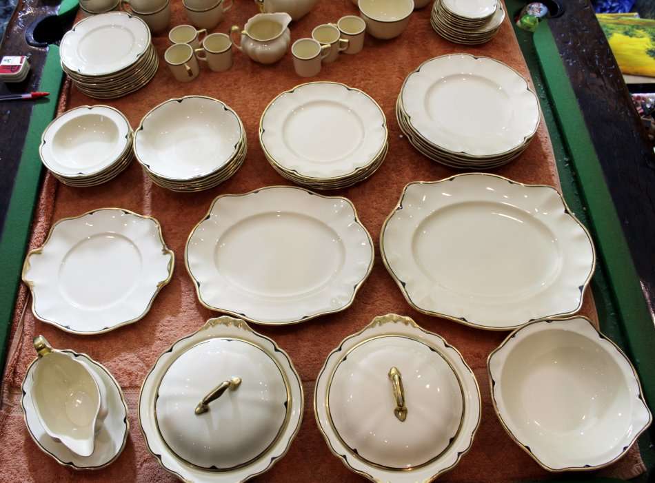 JOHNSON VICTORIAN DINNER SET - BID NOW!!!!