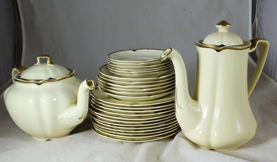 JOHNSON VICTORIAN DINNER SET - BID NOW!!!!