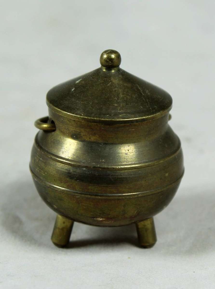 MINIATURE BRASS 3 LEGGED POT - BID NOW!!!