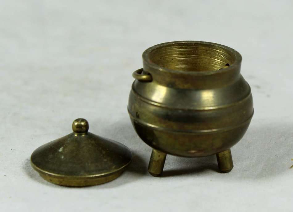 MINIATURE BRASS 3 LEGGED POT - BID NOW!!!