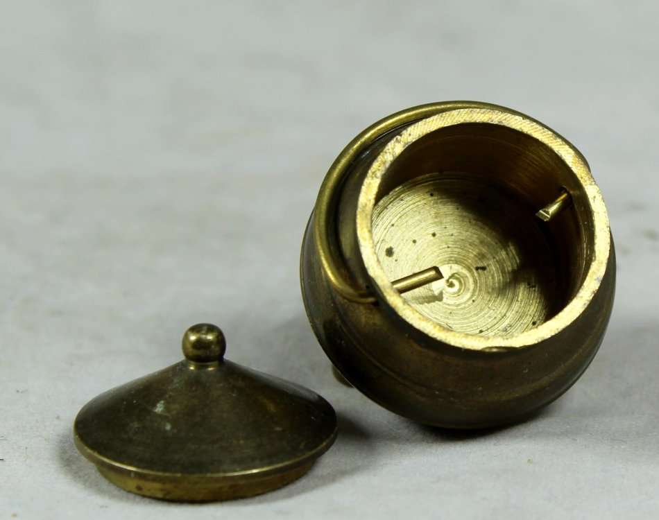 MINIATURE BRASS 3 LEGGED POT - BID NOW!!!