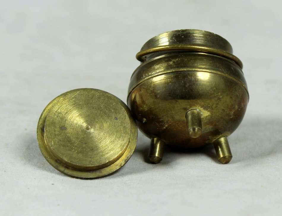 MINIATURE BRASS 3 LEGGED POT - BID NOW!!!