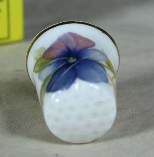THIMBLE -THE CHINA BOX ENGLISH BONE CHINA (FLOWER) - BID NOW!!
