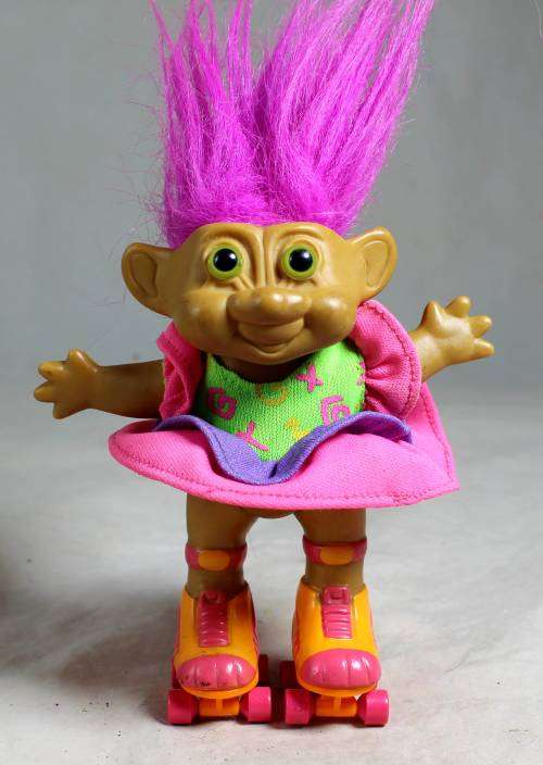 Troll with pink hair on roller skates