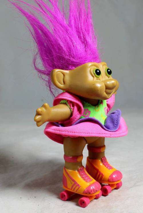 Troll with pink hair on roller skates