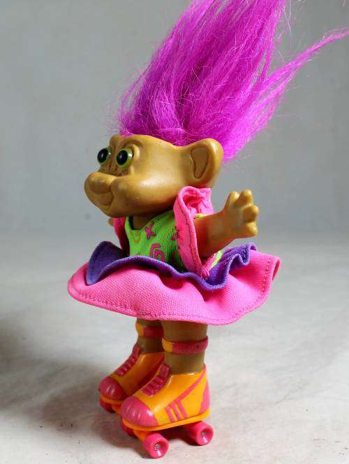 Troll with pink hair on roller skates