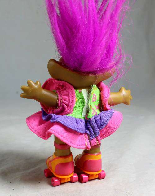 Troll with pink hair on roller skates