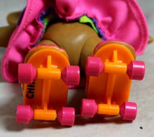 Troll with pink hair on roller skates