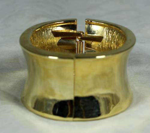 BROAD BANGLE GOLD COLORED (BEAUTIFUL) -BID NOW!!