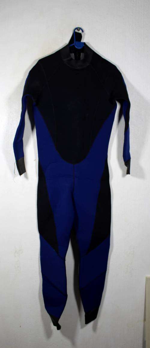 CRESSI FULL WETSUIT ESTIMATED SIZE LARGE  - BID NOW!!