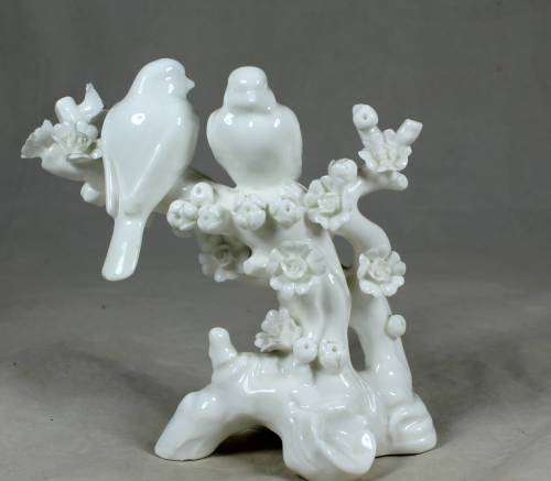 BEAUTIFUL PORCELAIN DOVES ON A TREE STUMP-BID NOW!!