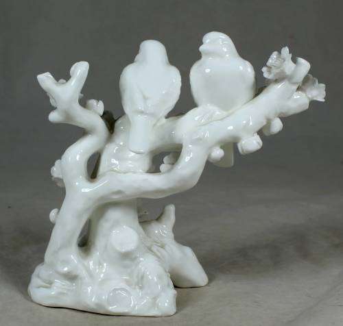 BEAUTIFUL PORCELAIN DOVES ON A TREE STUMP-BID NOW!!