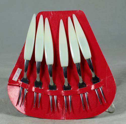 SET OF 6 SHELL COCKTAIL PLATES WITH FORKS -BID NOW!!