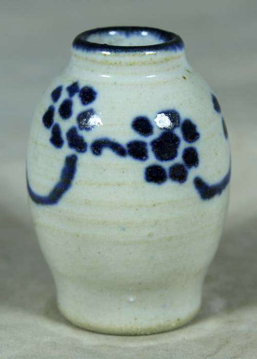 A LOVELY SHARON CERAMIC VASE - BID NOW!!!