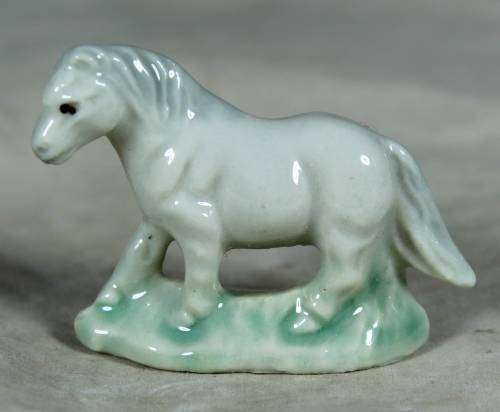 LOVELY WADE HORSE - BID NOW!!!