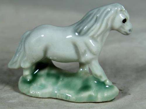 LOVELY WADE HORSE - BID NOW!!!