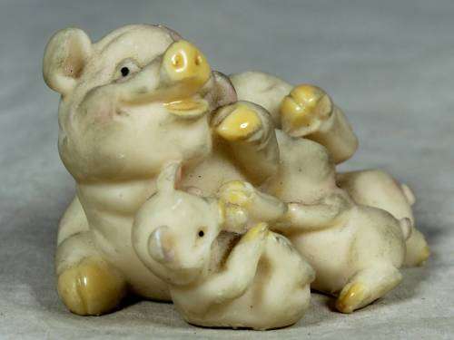 Mother piggy feeding her babies