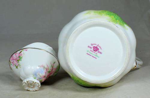 ELEGANT ROYAL ALBERT BLOSSOM TIME COFFEE POT-BID NOW!