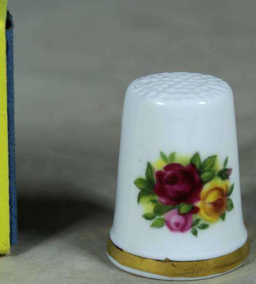 THIMBLE-BONE CHINA(STUNNING OLD COUNTRY ROSES-ROYAL ALBERT)BID NOW!