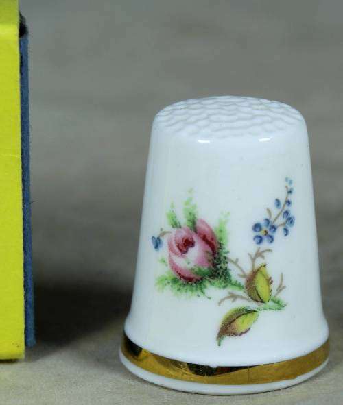 THIMBLE-BONE CHINA ENGLAND(STUNNING ROYAL ALBERT MOSS ROSE)BID NOW!