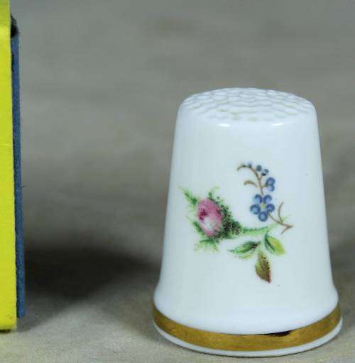 THIMBLE-BONE CHINA ENGLAND(STUNNING ROYAL ALBERT MOSS ROSE)BID NOW!