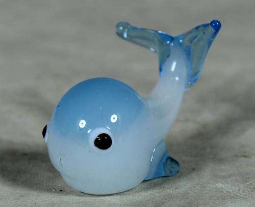 MINIATURE-GLASS WHALE (BEAUTIFUL)BID NOW