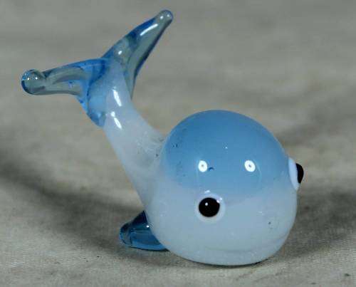MINIATURE-GLASS WHALE (BEAUTIFUL)BID NOW