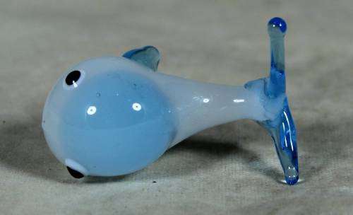 MINIATURE-GLASS WHALE (BEAUTIFUL)BID NOW