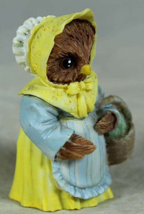 MINIATURE-MUMMY OWL GOING SHOPPING