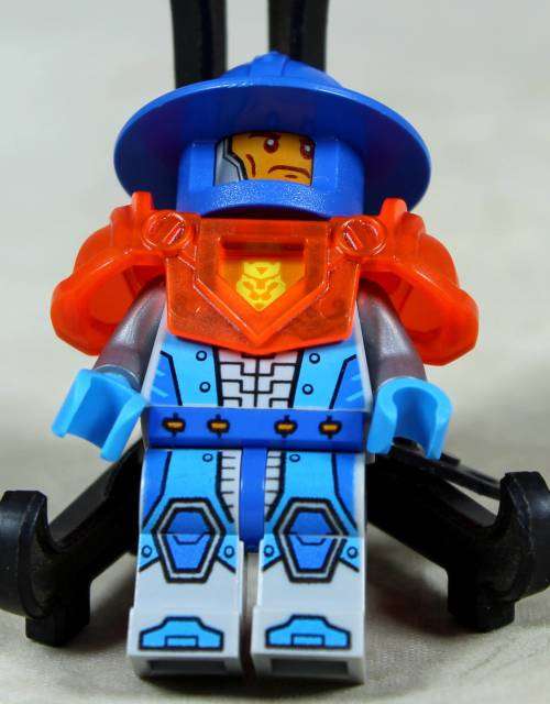 MINIATURE LEGO FIGURINE-NEXO KNIGHTS(ROYAL GUARD) BID NOW!