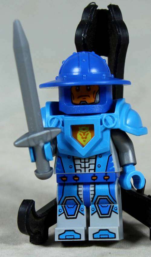 MINIATURE LEGO FIGURINE-ROYAL SOLDIER GUARD(NEXO KNIGHTS) BID NOW!