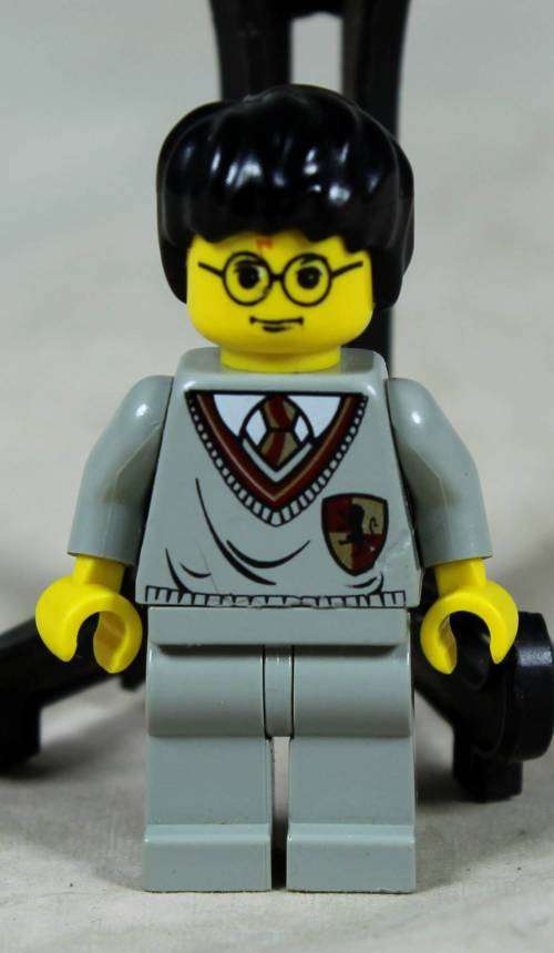 MINIATURE LEGO FIGURINE-HARRY POTTER(GRYFFINDOR SHIELD) BID NOW!