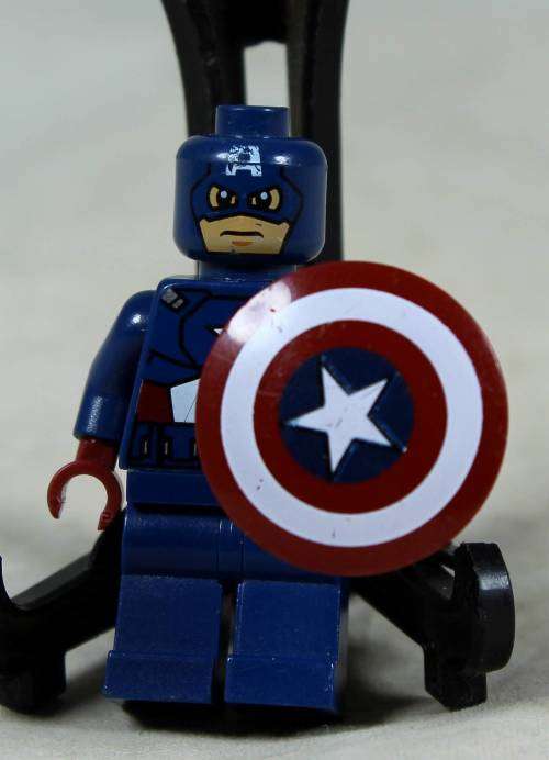 MINIATURE LEGO FIGURINE-CAPTAIN AMERICA BID NOW!
