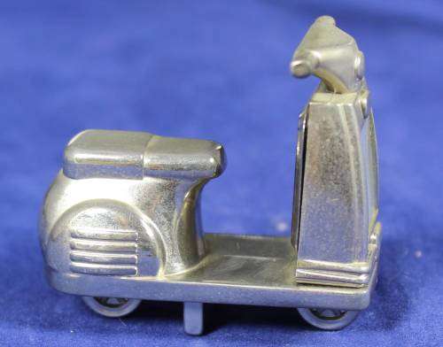 EXQUISITE HACHETTE MINIATURE METAL CLOCK TO COLLECT&TREASURE WITH BOOKLET-60`S SCOOTER BID NOW!!