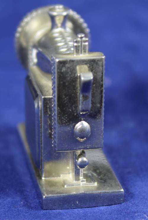 EXQUISITE HACHETTE MINIATURE METAL CLOCK TO COLLECT & TREASURE WITH BOOKLET-VICTORIAN SEWING MACHINE