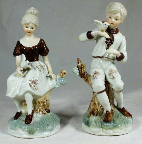 STUNNING FIGURINES OF A COUPLE HOLDING DOVES-BID NOW!!
