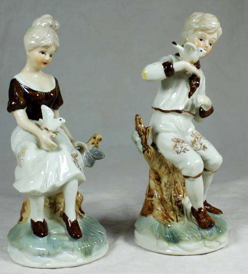 STUNNING FIGURINES OF A COUPLE HOLDING DOVES-BID NOW!!